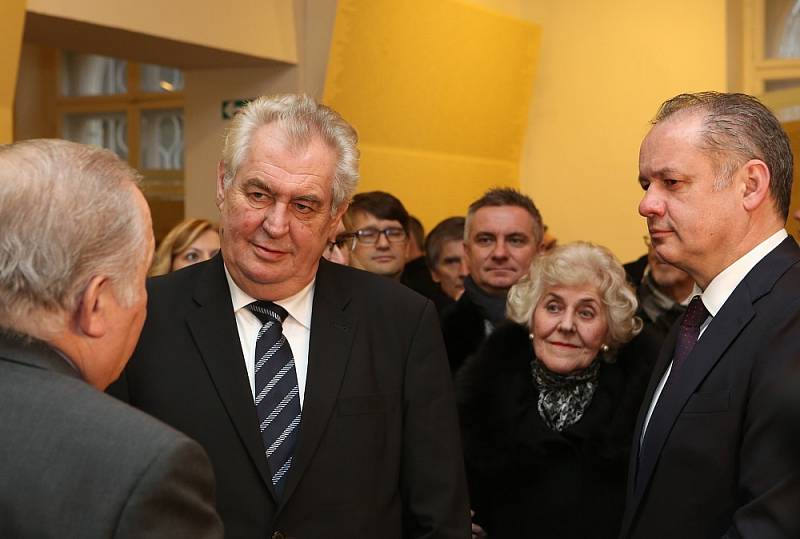 Miloš Zeman a Andrej Kiska v terezínském Muzeu ghetta v lednu 2015
