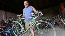 Vratislav Tomášek z Terezína pořádá sbírku jízdních kol, které putují do Afriky.