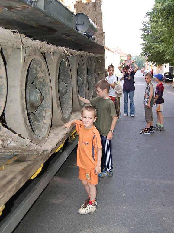 Na závěr u náměstí zastavil i vůz vezoucí tank T-34, který nemohly děti nechat bez povšimnutí