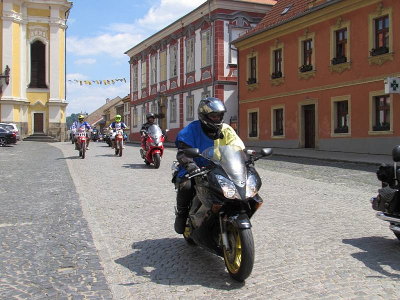 Husitská jízda motorkářů v Úštěku 