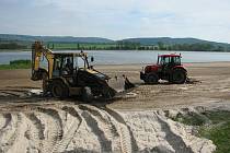 Zastupitelstvo města rozhodlo, že po dobu čtyř let se bude každý rok na 1. pláži doplňovat čerstvý písek.  