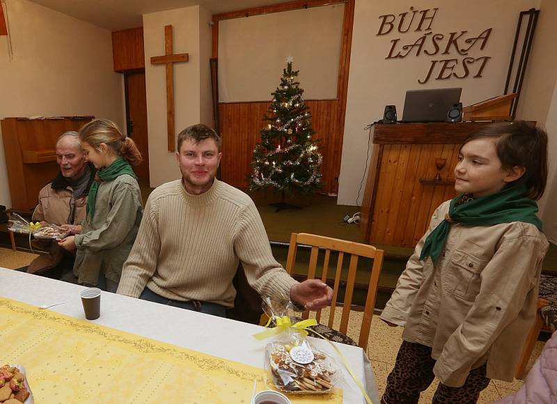 Pracovníci litoměřické Naděje našli pro sešlost v červeném kostele u Jiráskových sadů vydatné pomocníky. Vánoční pečivo a slavnostní oběd, bramborový salát s řízkem, roznesly hostům děti z turistického oddílu mládeže Sluníčko.  