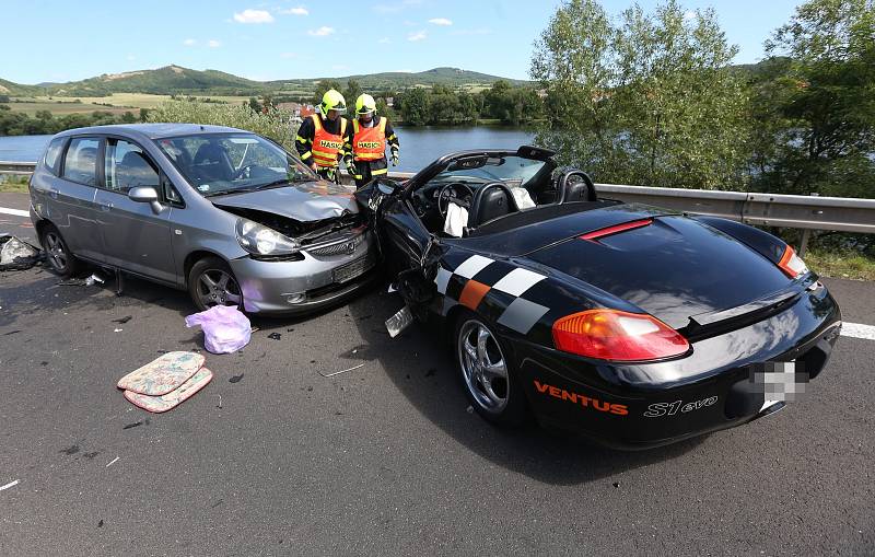 Nehoda tří aut u Prackovic si vyžádala čtyři zranění