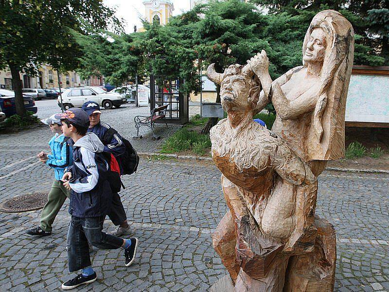 NAHÁČ NA ULICI. Úštěckého faráře socha stojící přímo na ulici pobouřila tak, že chtěl podat trestní oznámení na člověka, který sochy vystavil.