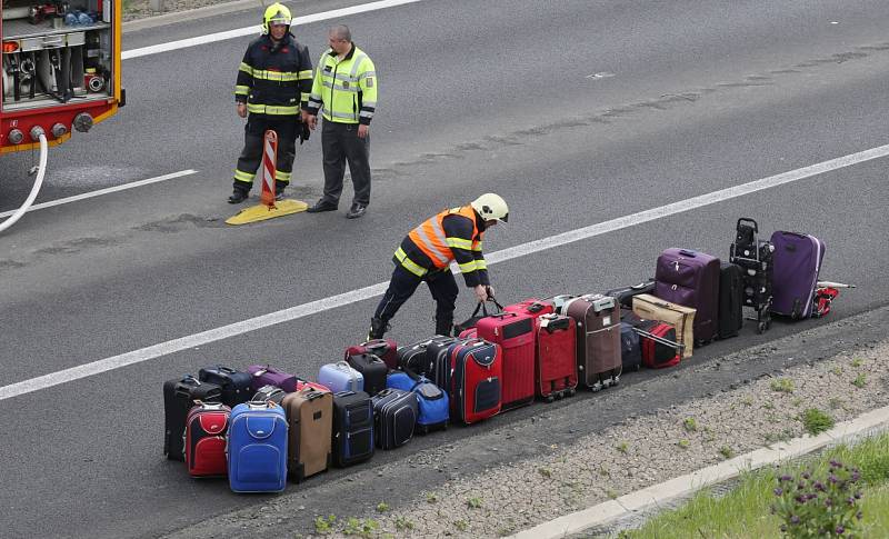 Autobus plný důchodců zachvátil na dálnici D8 požár.