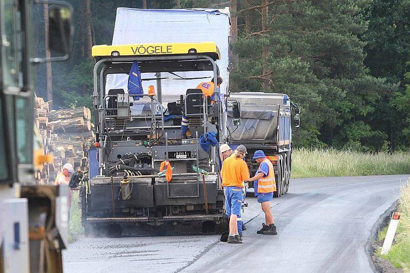 Oprava zdevastované vozovky mezi Polepy a Roudnicí.