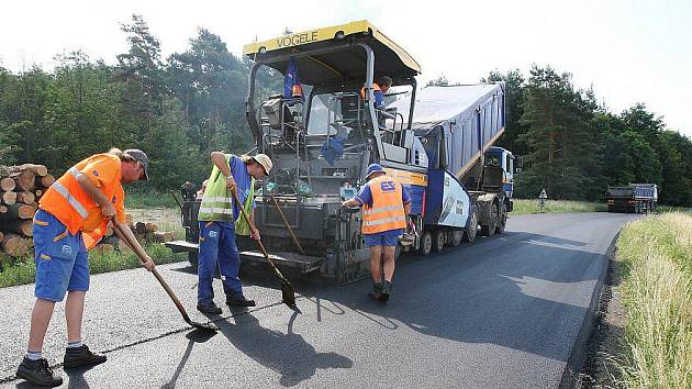 Oprava zdevastované vozovky mezi Polepy a Roudnicí.