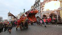 Zahájení loutkového festivalu proběhlo v pátek 4. března průvodem ohnivého draka.