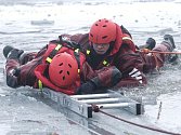 ZÁCHRANA ČLOVĚKA, pod kterým se probořil led, patří k těm obtížnějším typům zásahu. Pohybovat se po zamrzlé hladině a posléze z vody vylézt zpátky na souvislou vrstvu ledu, je často dřina i pro trénované hasiče.
