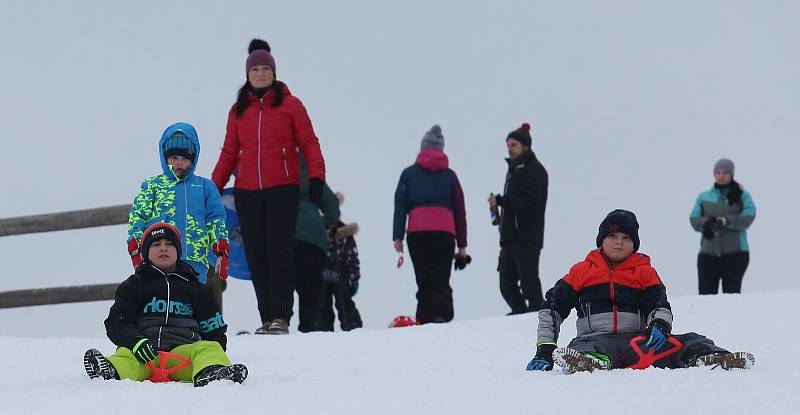 Sáňky, boby i snowboardy. Lyžařský areál u Tašova praskal ve švech