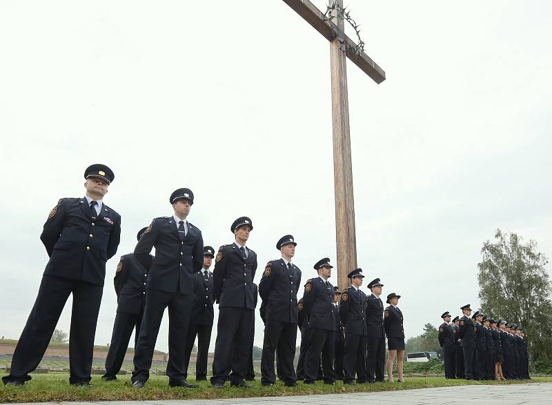 Noví hasiči z Ústeckého kraje složili na Národním hřbitově v Terezíně služební přísahu.