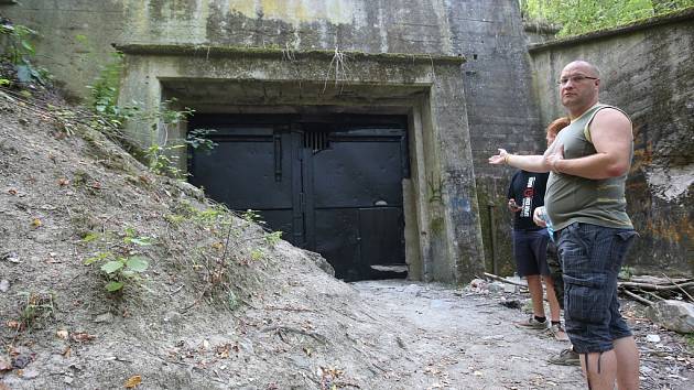Zájemci o nelegální procházku podzemím nacistické továrny Richard mají smůlu. Terezínský památník, pod něhož vstup a několik desítek metrů v podzemí patří, po několika letech uzavřel jediný veřejně dostupný vchod.