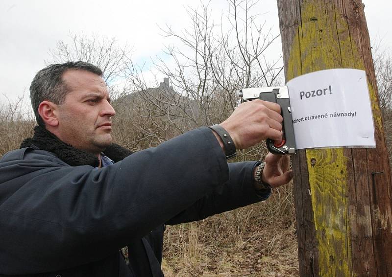 PREVENCE. V pátek vyrazil třebenický strážník společně s lovosickým policistou vyvěsit cedule upozorňující na možný výskyt jedu v okolí Hazmburku. „Současně jsme zintenzivnili hlídkovou činnost v této oblasti,“ upozornil strážník Tomáš Rotbauer.