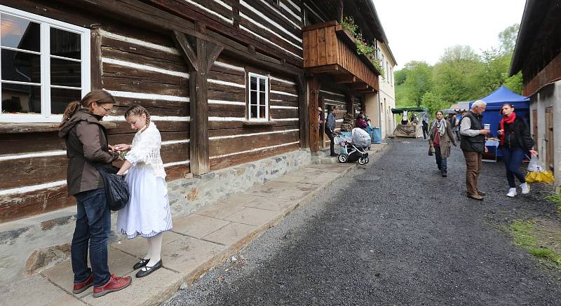 Májový jarmark ve skanzenu v Zubrnicích.