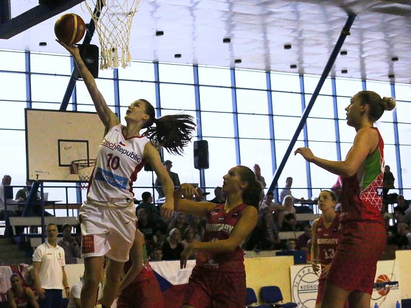 Utkání basketbalistek ČR (v bílém) proti celku Maďarska v Roudnici