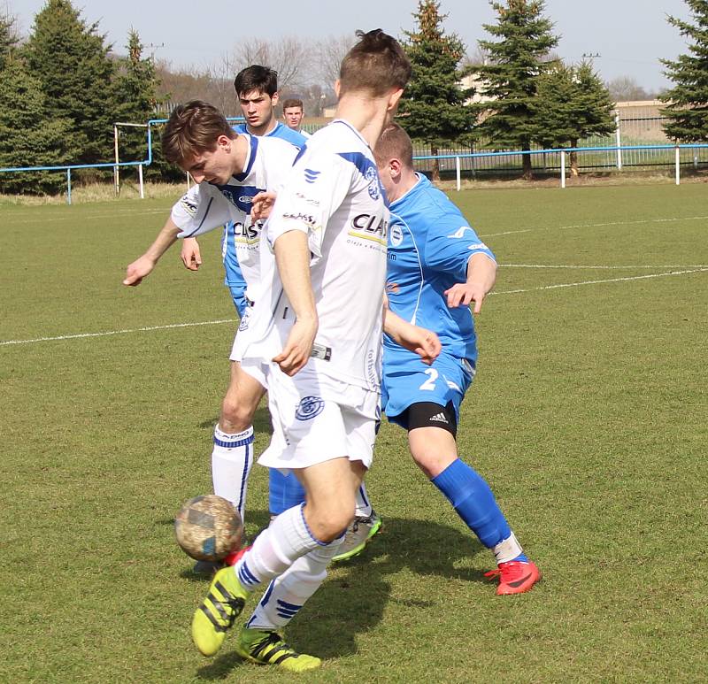 Dohrávku 17. kola divize B ktg. U19 zvládli fotbalisté SK Roudnice (v modrém), kteří porazili Kladno B 4:1.