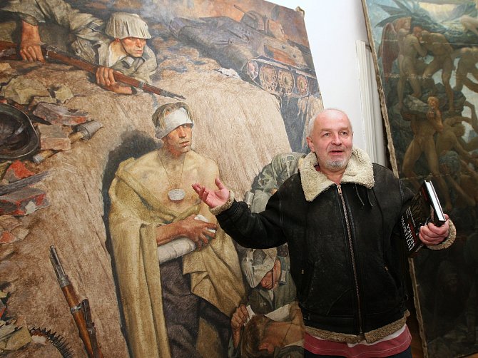 Amatérský badatel Jiří Kuchař objevil v depozitáři Národního památkového ústavu v Doksanech sedm obrazů ze sbírky Adolfa Hitlera.