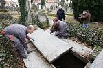 VYKRADENÝCH HROBEK bylo na litoměřickém hřbitově více než dvě stě. Policisté za pomoci pracovníků správy hřbitova vybrané hrobky opatrně otevřeli a zdokumentovali. 