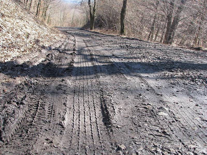 Komunikaci mezi Brocnem a Chudolazy na Štětsku rozdrtily těžké kamiony.