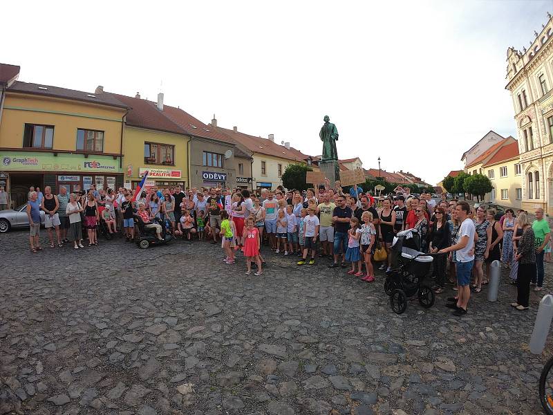 Lidé protestují proti Babišovi 11. června v Roudnici n. L.