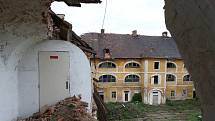 Žižkovy kasárny v Terezíně dál chátrají. V pondělí 5. října spadla část střechy a zdi vnitřního traktu.
