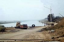 Výstavba račického vodního kanálu, rok 1985