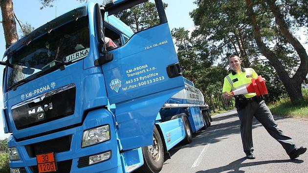 Policejní hlídky si v pondělí počkaly na nákladní vozidla a autobusy. Kontrolovaly technický stav vozidel i dodržování sociálních předpisů.  