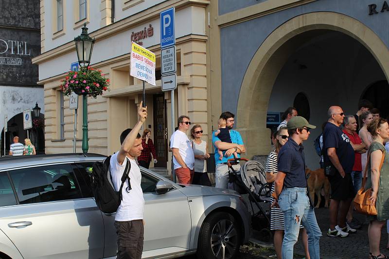 Lidé v Litoměřicích protestují proti Babišovi v úterý 11. června.