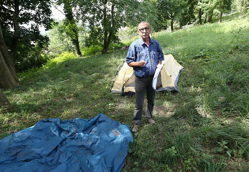 Správce hřbitova Pavel Lolo u pietního místa, kde je pohřebiště několika desítek zajatců z koncentračního tábora Richard.