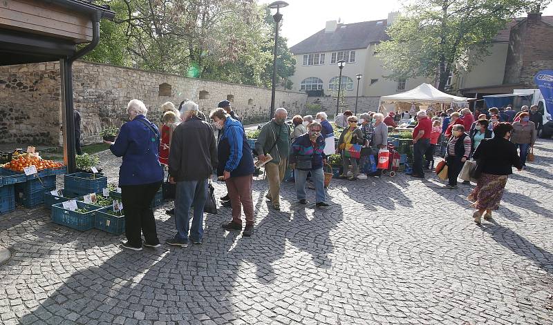 V Litoměřicích se obyvatelům otevřely brány městské tržnici a začaly farmářské trhy.