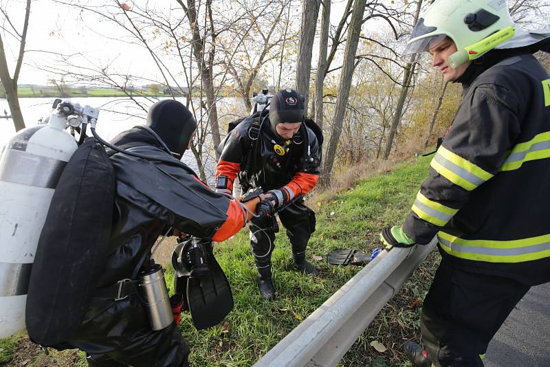 Hasiči a policisté prohledávají řeku Labe a její břehy u Křešic. Spadlo tam letadlo