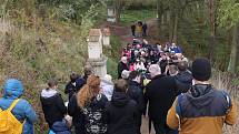 Na Velký pátek se konala pobožnost Křížové cesty pro rodiny s dětmi na Ostrém u Úštěku, kterou vedl litoměřický biskup Jan Baxant.