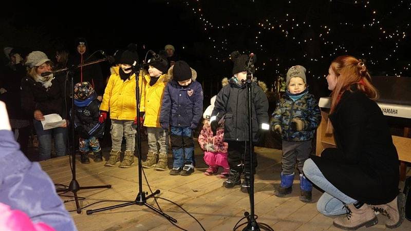 Adventní podvečer v Radovesicích si užili dospělí i děti.