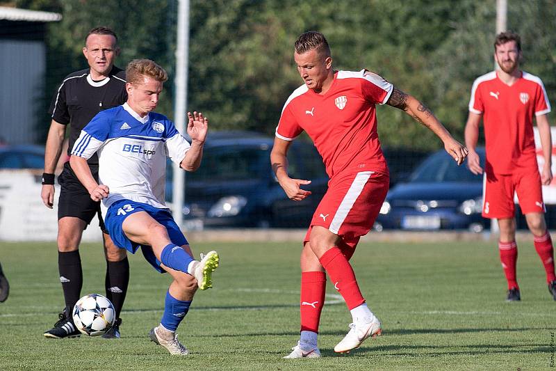 Slovan Velvary (v modrobílém) podlehl doma ve své historické premiéře v ČFL Sokolu Brozany 2:3 po penaltovém rozstřelu.