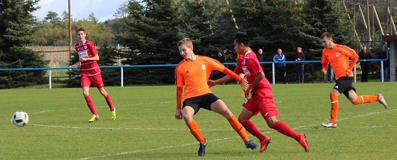 Dorostenci SK Roudnice U19 (v oranžovém) v domácím duelu s FK Ústí B.