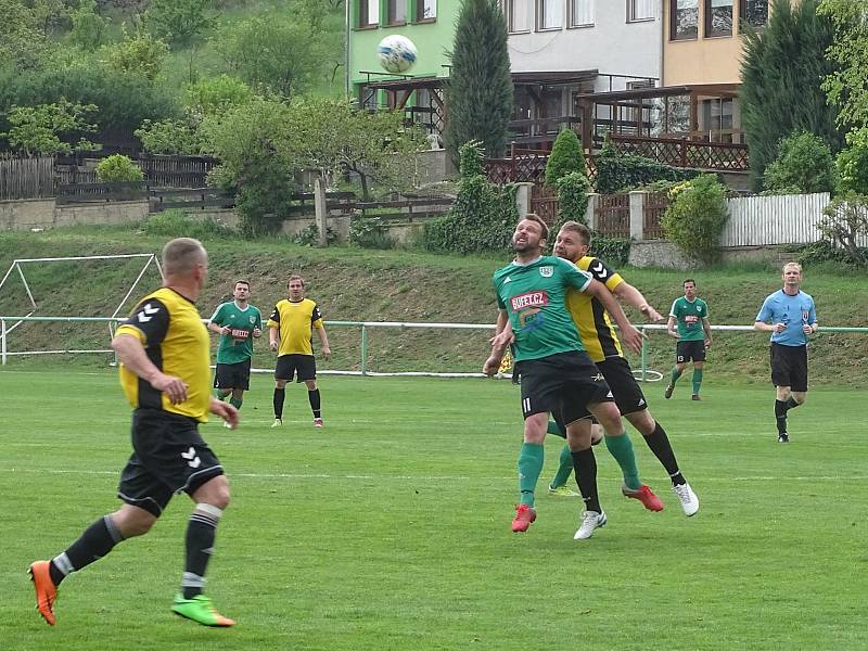 První s druhým. To byl zápas okresního přeboru Pokratice (v zeleném) - Libotenice. Domácí svého soka smetli 6:0.