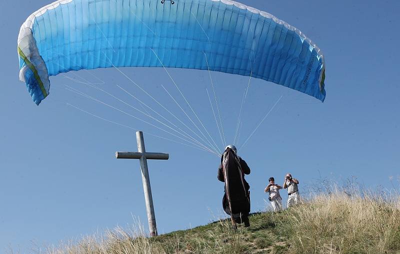 Krásné počasí pozdního léta vylákalo na kopec Radobýl čtveřici mužů na křídlech. 