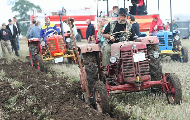 Historické traktory se 1. září předvedly pod Řípem.