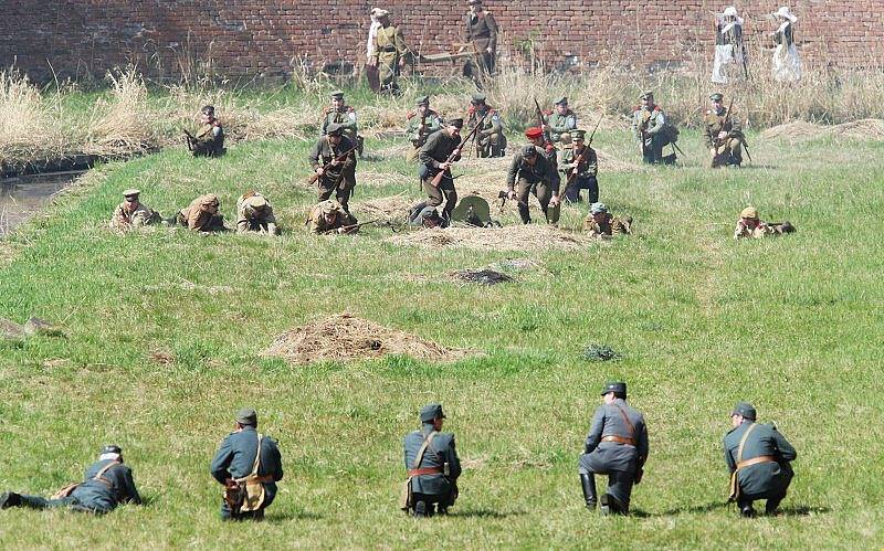 Na osudu pevnosti Přemyšl, ležící na území dnešního Polska,  si před zraky diváků v Terezíně v sobotu připomněli členové klubů vojenské historie 95. výročí vzniku 1. světové války. 