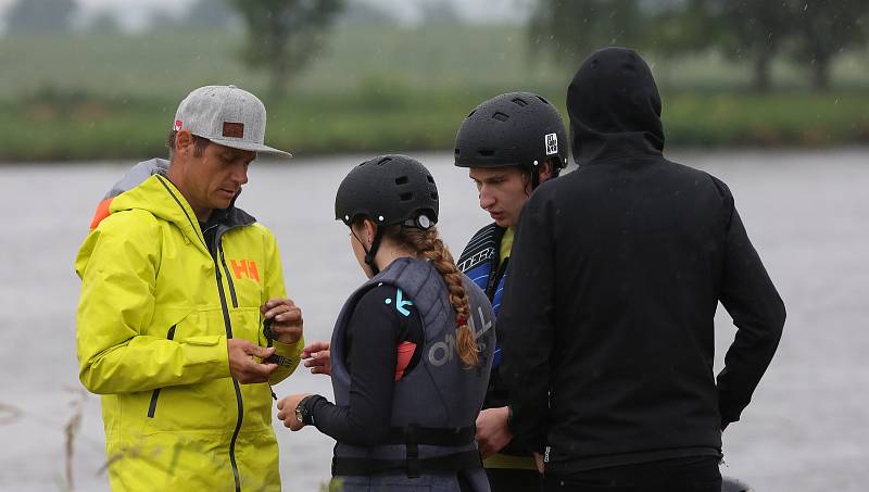 Závody ve vodním sportu v jetsurfu v Třebouticích u Litoměřic. Na motorovém prkně se střídali například herec Roman Vojtek a nebo mistryně v tomto sportu Kateřina Mičánková a Tereza Kadlecová.