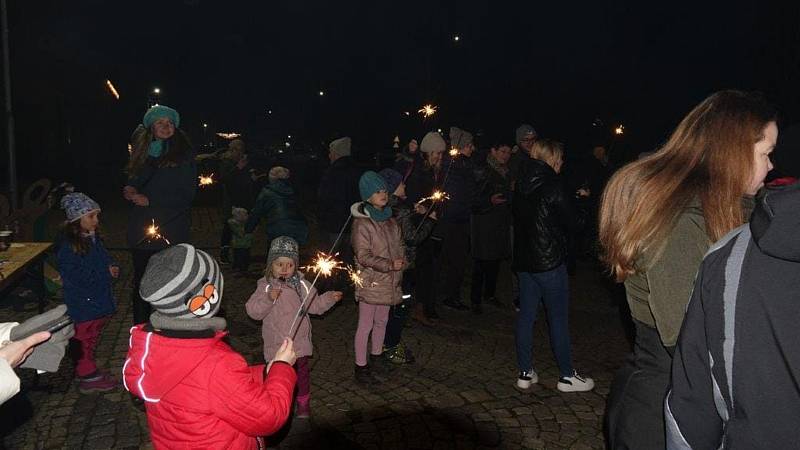 Adventní podvečer v Radovesicích si užili dospělí i děti.