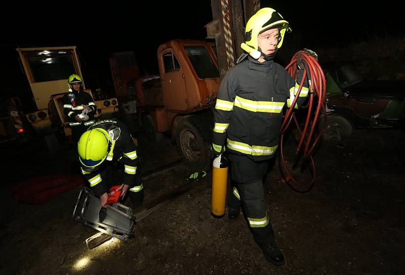 Prověřovací hasičské cvičení s zaklíněným člověkem