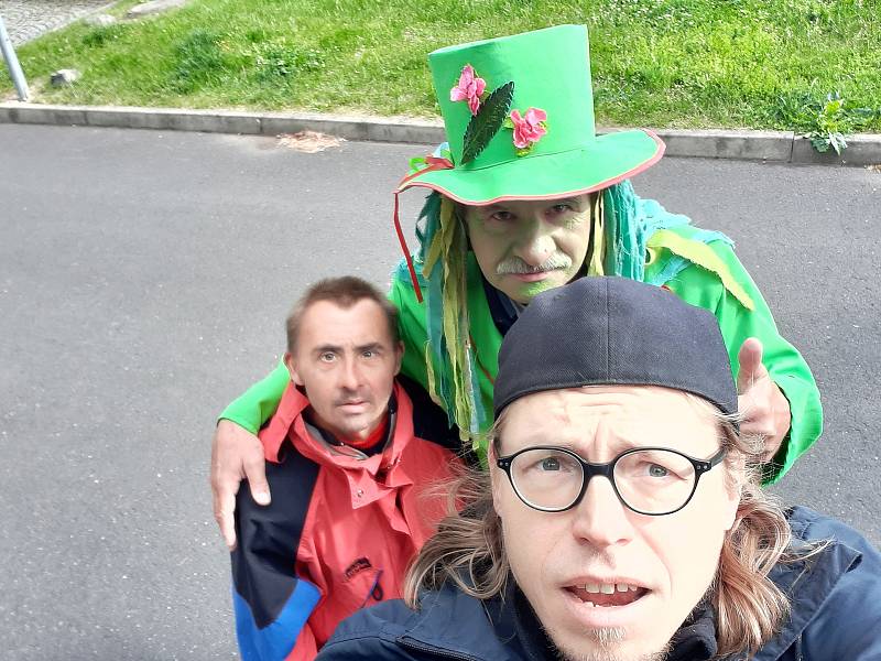 Selfie reportéra s Jiřím Pánkem a Honzíkem z parkoviště v Rovném.