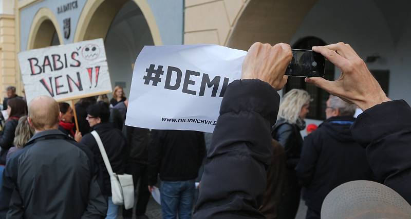 Téměř dvě stovky občanů Litoměřic vyjádřily na svolané demonstraci v pondělí v podvečer na Mírovém náměstí nespokojenost s vládou premiéra Babiše a ministryní spravedlnosti Benešovou.