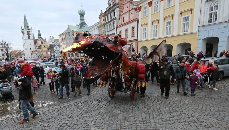 Zahájení loutkového festivalu proběhlo v pátek 4. března průvodem ohnivého draka.