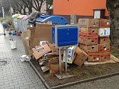 Takovýhle stav u popelnic trápí Lovosice. Snímek je z ulice Tovární.