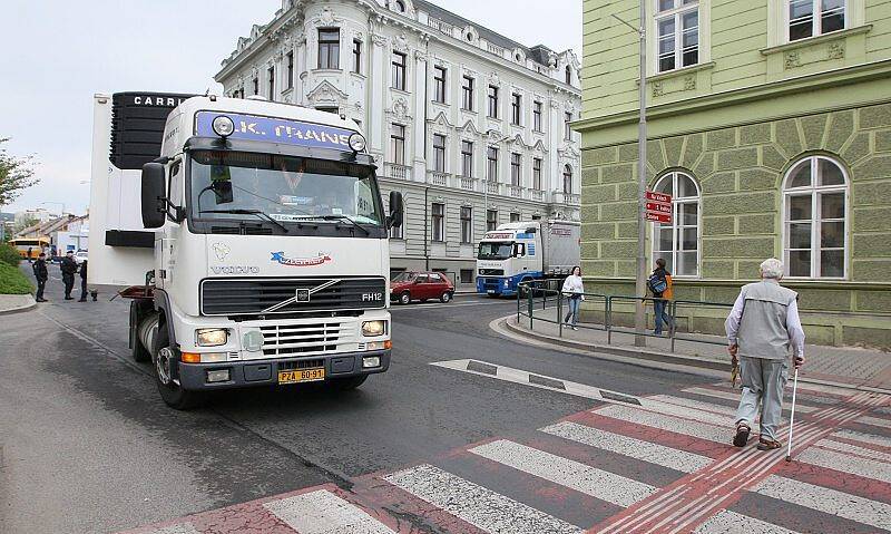 Ministři dopravy EU v Litoměřicích. Protestující řidiči kamionů způsobili ve měswtě totální dopravní kolaps.