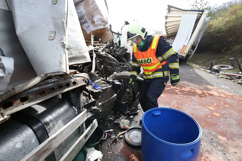 Nehoda kamionů na dálnici D8 u Dušníků