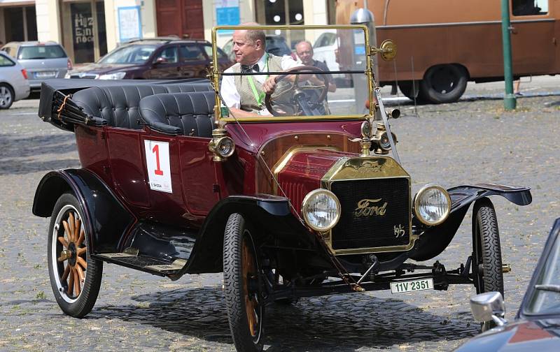 Severem Čech se prohnala historická vozidla v rámci závodu Oldtimer Bohemia rally. Jedna ze zastávek byla v Litoměřice.