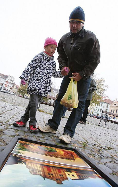 Na litoměřickém náměstí byly v sobotu fotky na dlažbě 